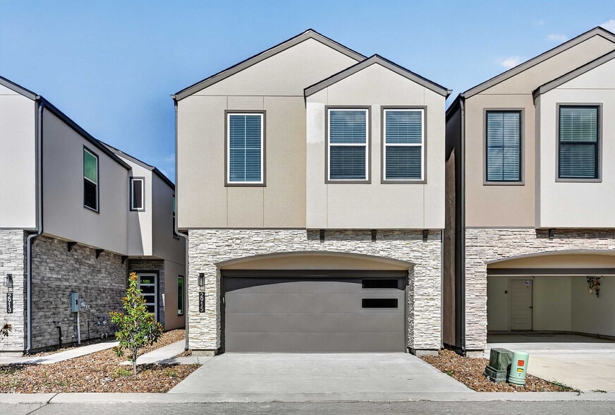 Building Photo - 2926 El Fenice Ln