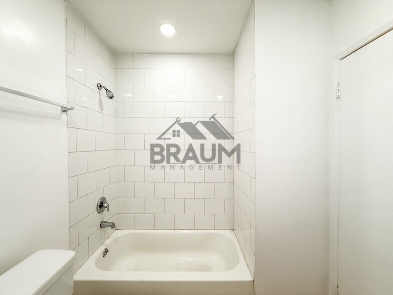 Building Photo - 13115 Oxnard St