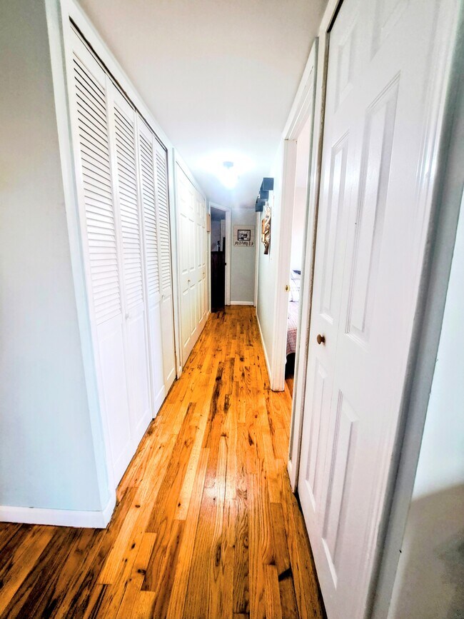 Building Photo - 16 W Eden Ct