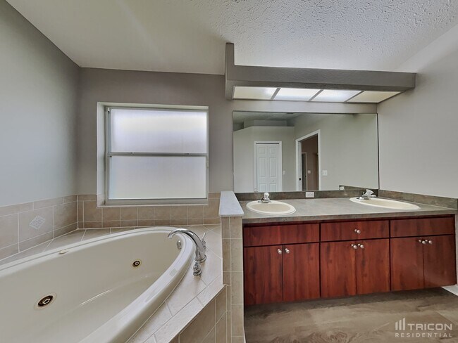 Building Photo - 7935 Fashion Loop