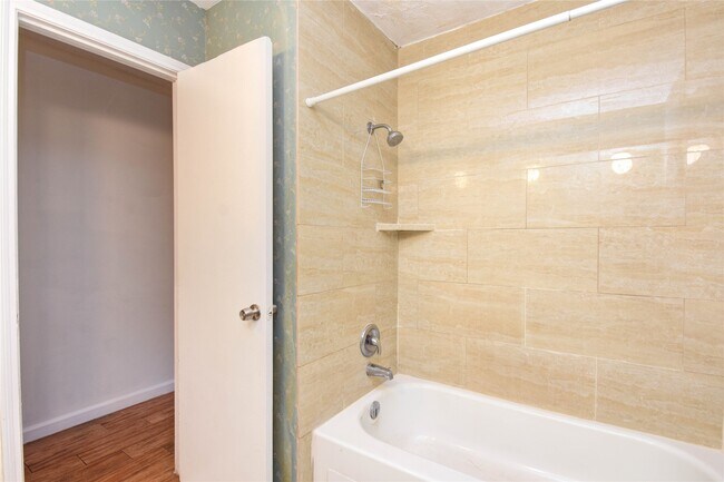 Building Photo - 9510 Huntington Way Dr