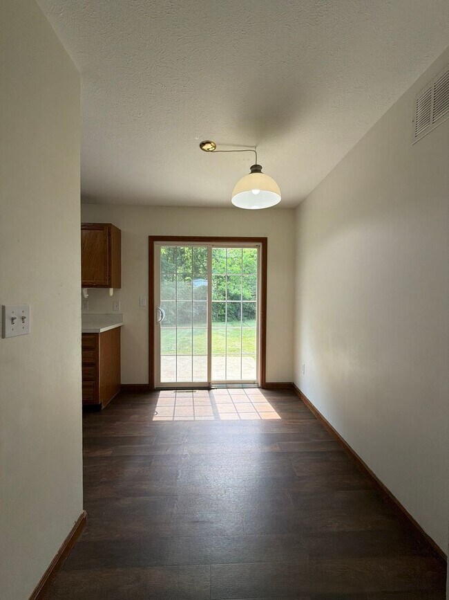 Building Photo - 3 Bedroom Home with 2 Car Attached Garage!