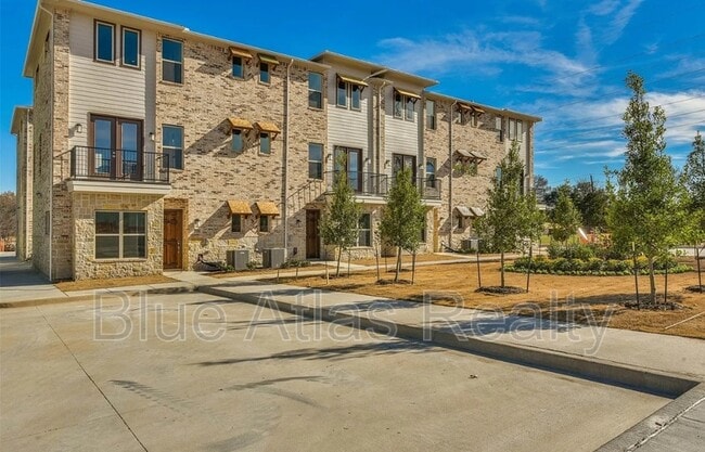 Building Photo - 728 N Plano Rd