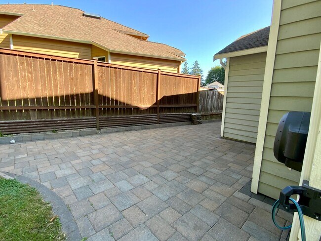 Building Photo - Stunning 4 Bedroom/2.5 bath- Move-In Ready Home with Private Backyard