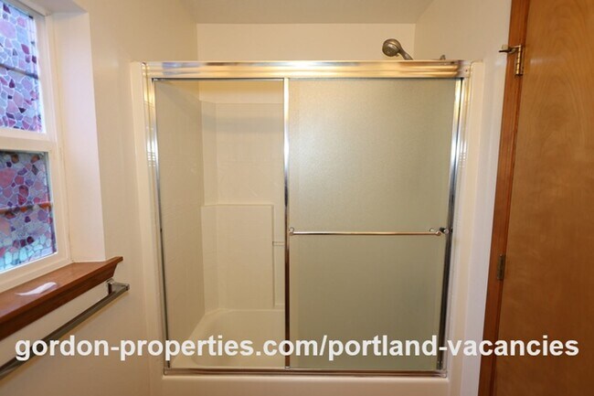 Building Photo - SE Knapp Circle - 3 bedroom duplex with attached single car garage