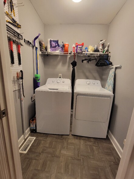 Building Photo - 524 Rothwood Ave