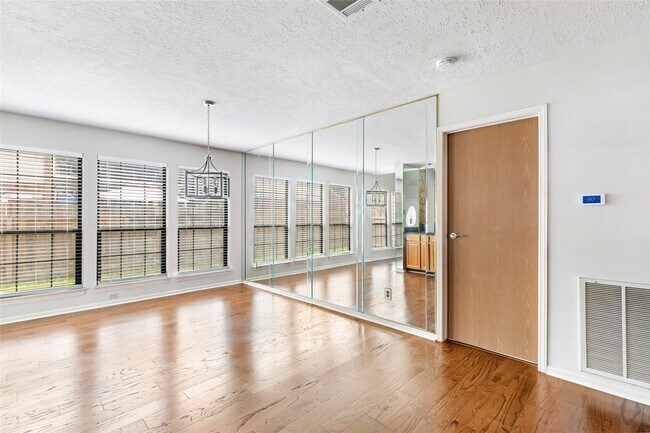 Building Photo - 3122 Lake Stream Dr
