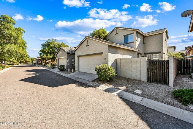 Building Photo - 1909 E Oxford Ln
