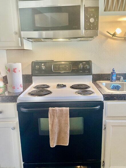 Building Photo - 351 E Thomas Rd