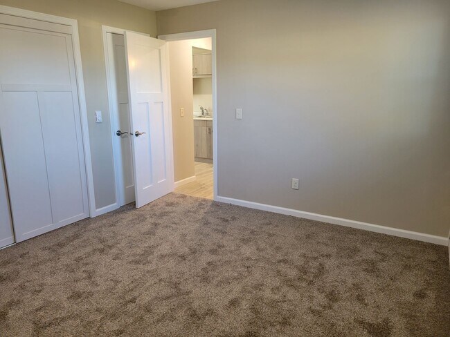 Building Photo - 1 Bedroom Triplex Unit