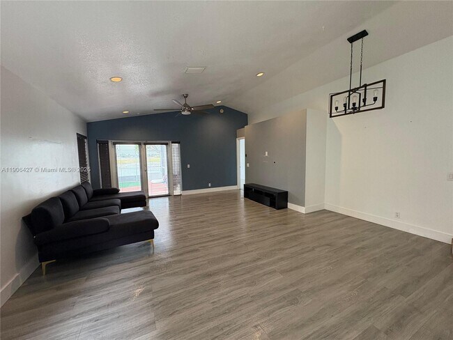 Building Photo - 1499 Presidio Dr