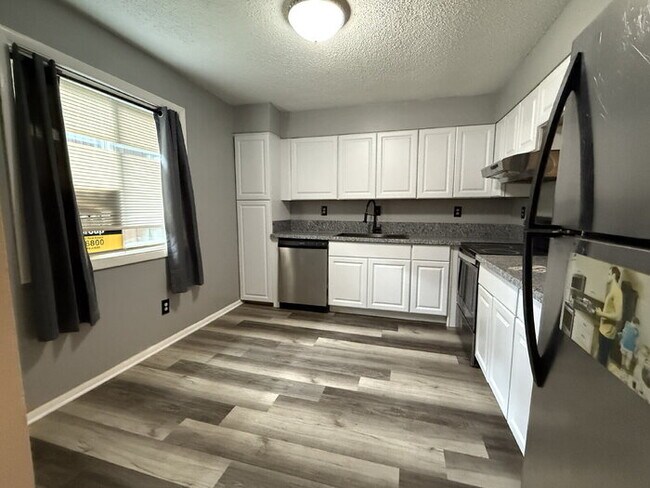 Building Photo - Your New Home Awaits: Charming 3-Bedroom T...