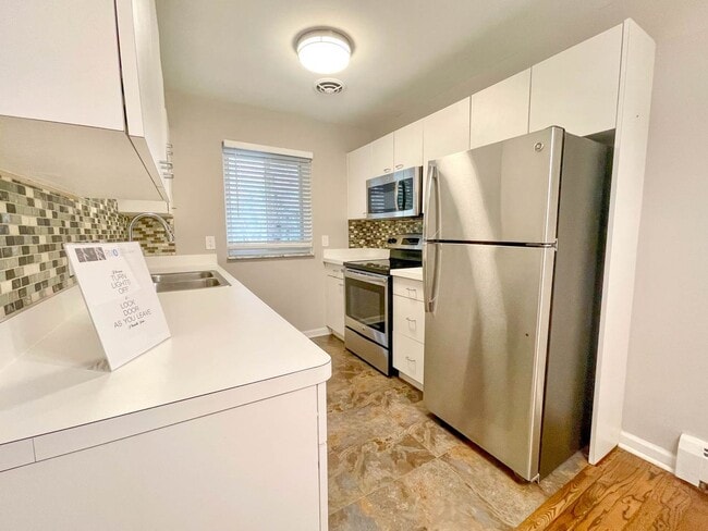 Building Photo - Birmingham Condo!