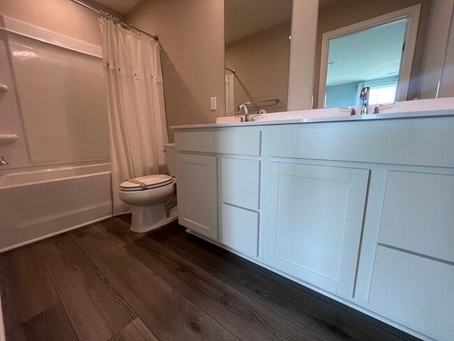 Building Photo - For Rent