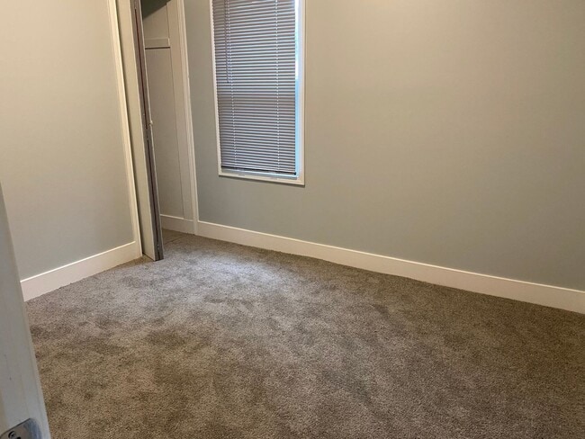 Building Photo - 2 Bedroom 1 Bath Home In Eastpointe