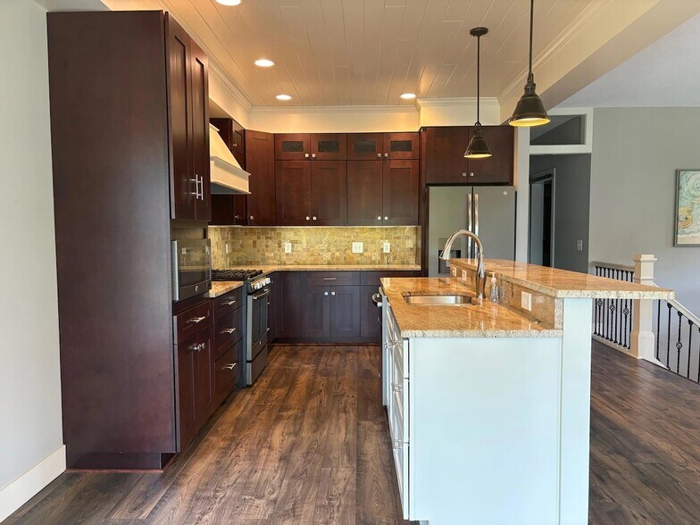 Main kitchen - 1398 N Lakeshore Dr