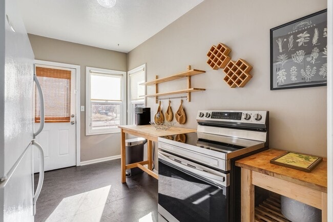Building Photo - UNFURNISHED Charming 1 Bed, 1 Bath Rental Condo in Arbor Lodge neighborhood!