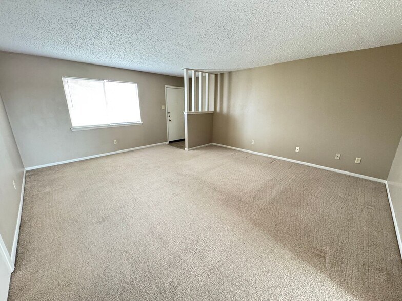 Building Photo - 2202 Hunt Dr