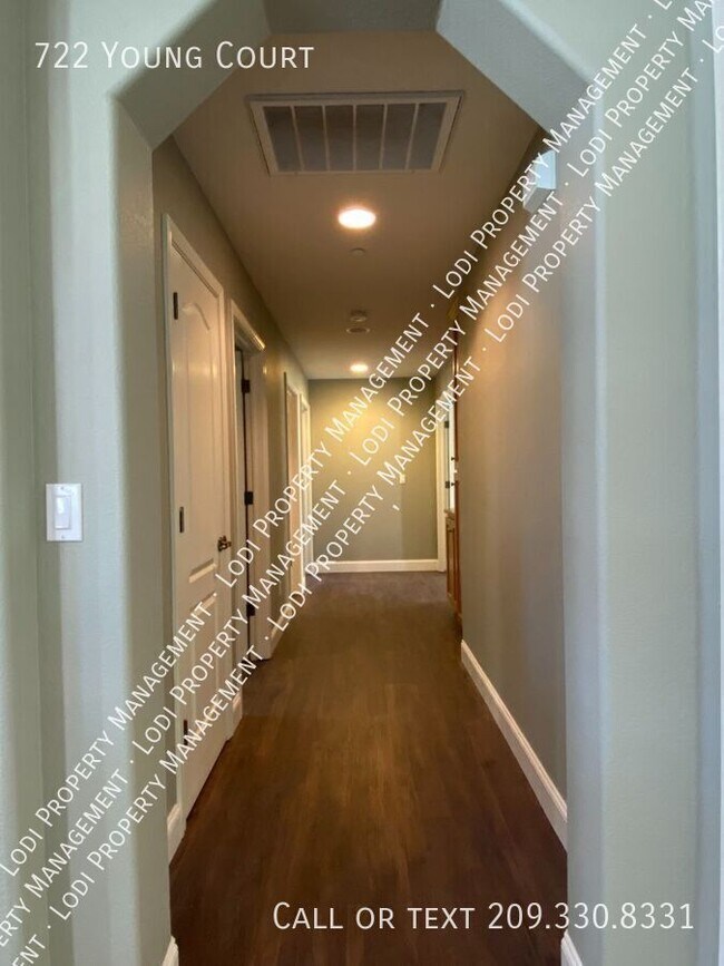 Building Photo - 722 Young Ct