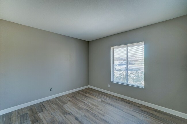 Building Photo - AVAILABLE NOW - REMODELED IN TEMPE!!!