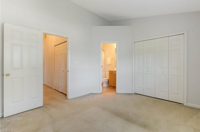 Building Photo - Amazing 2 bedroom 2.5 bathroom townhouse i...