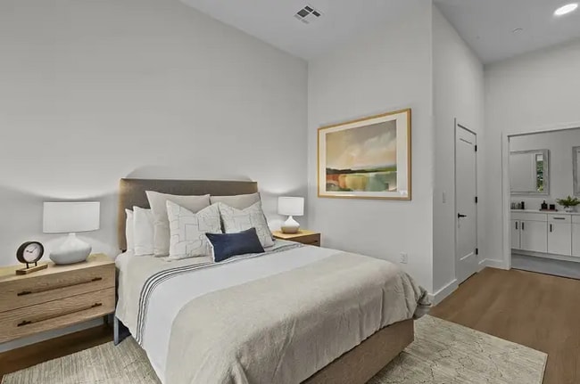 Building Photo - 1642 E 56th St