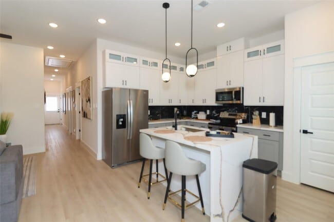 Building Photo - 4902 Higgins St