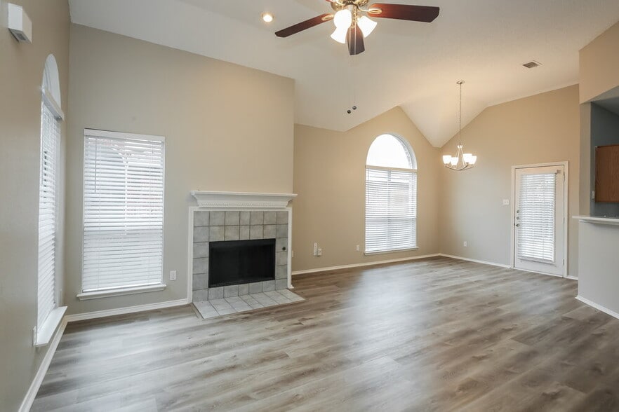 Building Photo - 2124 Creek Royal Dr