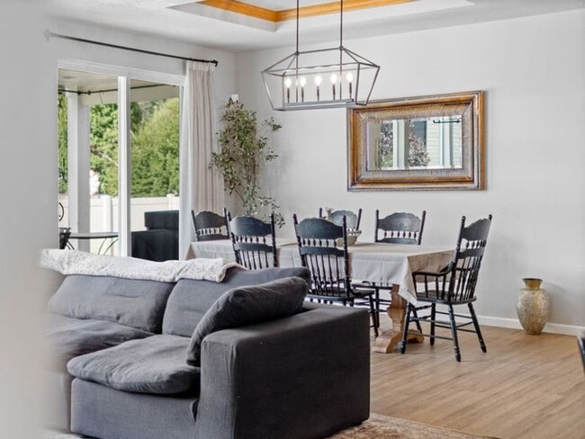 Building Photo - Fully Furnished Luxury 3-Bed, 2-Bath Home ...