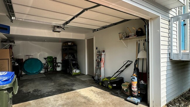 Building Photo - $1,800 | 3 Bedroom, 2 Bathroom Town Home |...