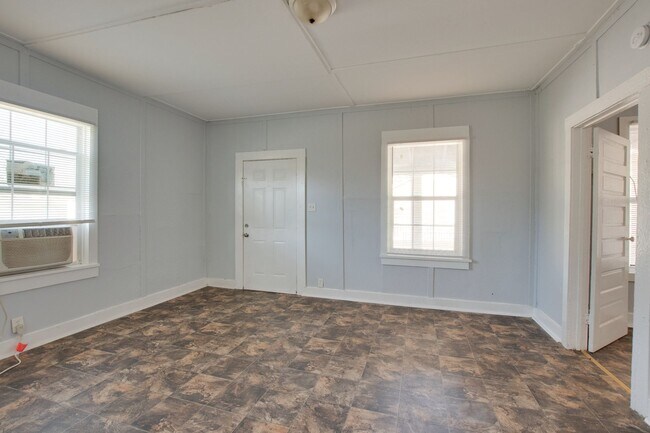 Building Photo - 3701-3703 Fairview St SW