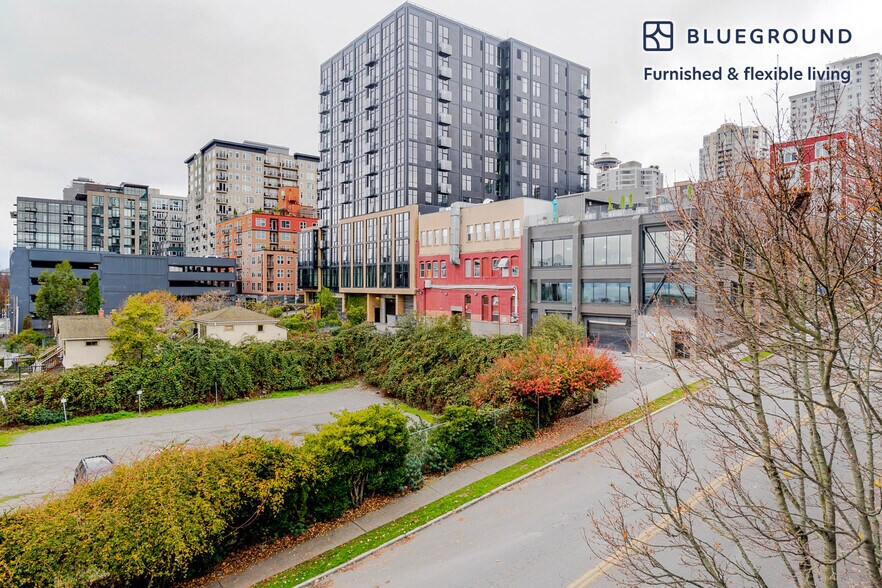 Building Photo - 2400 Elliott Ave