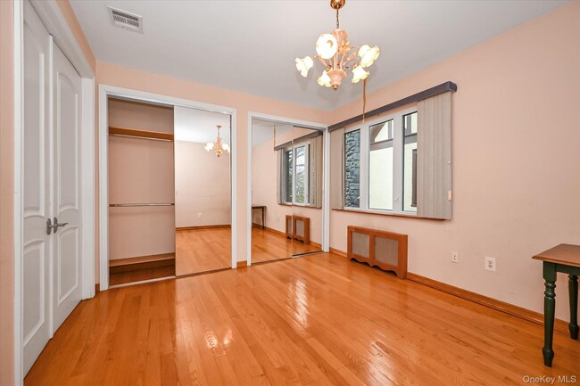 Building Photo - 77-16 Kew Forest Ln
