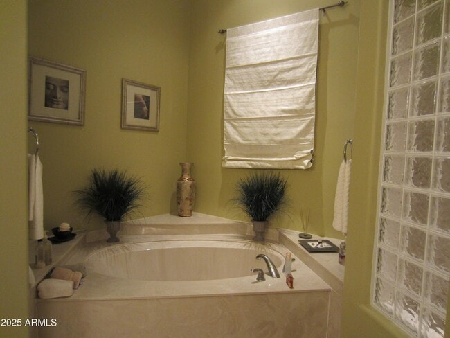 Building Photo - 5715 E la Privada Dr
