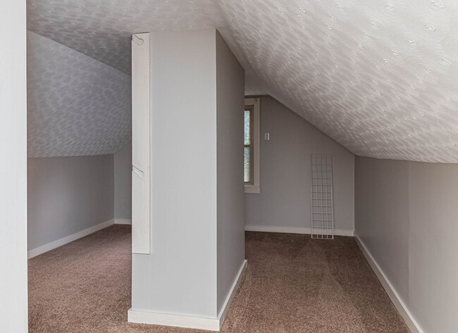 Building Photo - CHARMING 2 Bedroom/1 Bathroom w/ Bonus Roo...