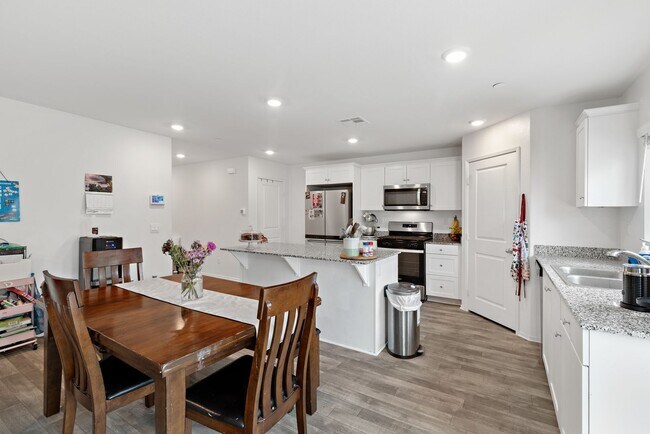 Building Photo - Spacious 4 Bedroom, 2.5 Bathroom Home with...