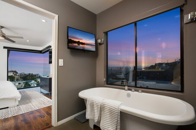 Building Photo - 1733 Sunset Plaza Dr