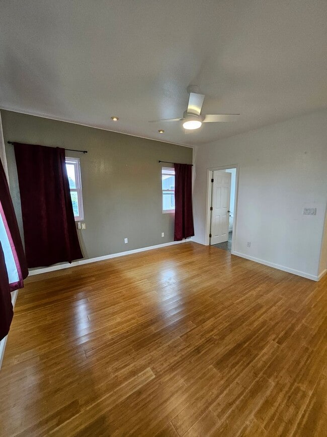 Building Photo - Lovely & spacious 3 bedroom 2 bath home (u...