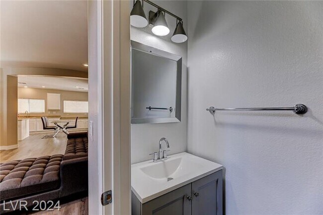 Building Photo - Gorgeous Updated Home w/ Open Floor Plan & New Upgrades