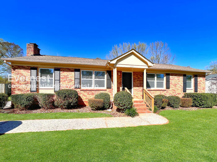 Building Photo - 425 Shallowood Ln