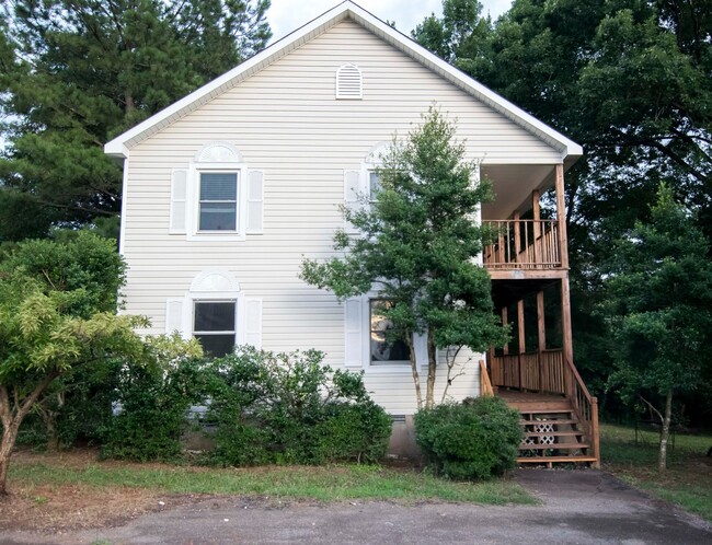 Primary Photo - 4/2 apartment off of Milledge