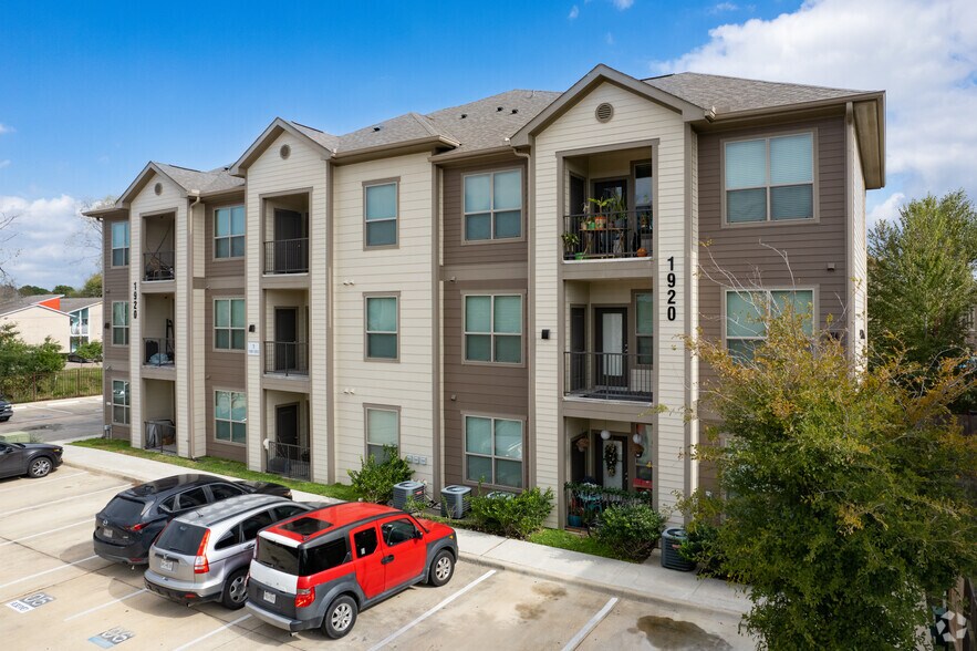 Building Photo - Hollister Oaks