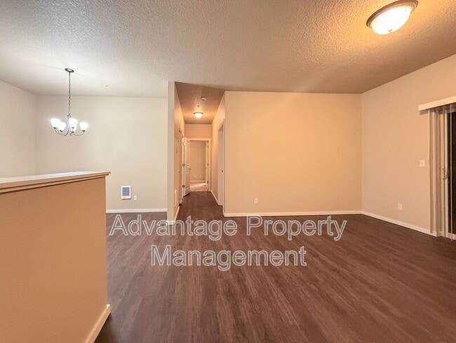 Building Photo - 537 Catron St N