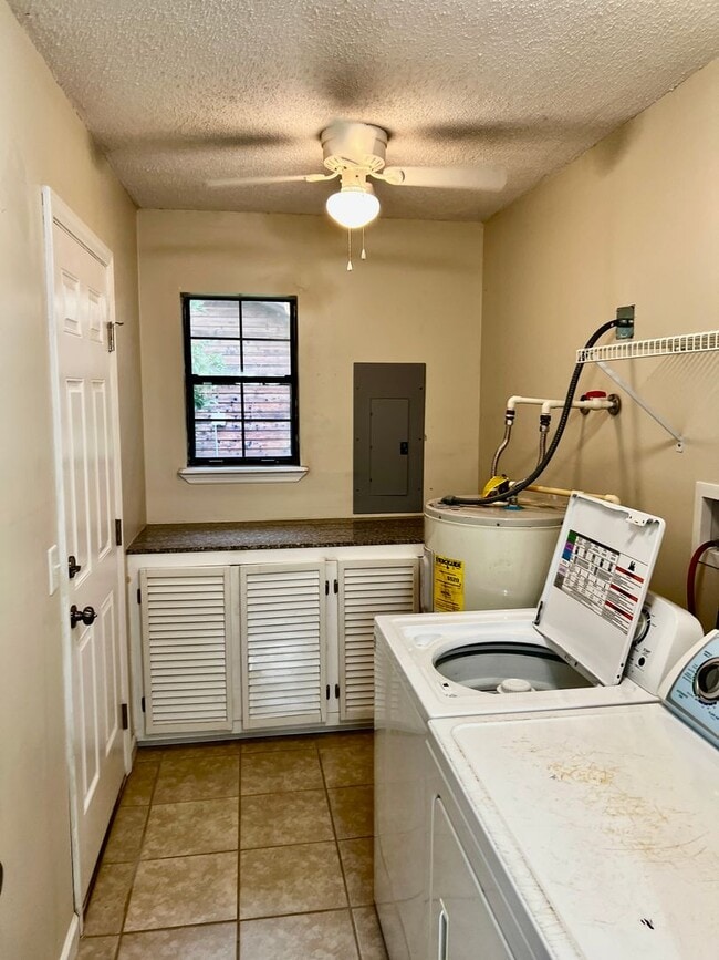 Building Photo - 3/2 LARGE fenced in yard!