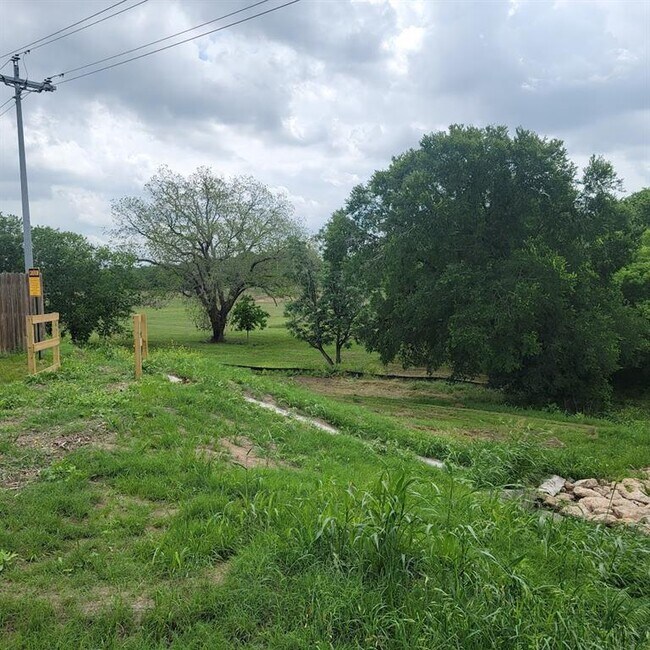 Building Photo - 127 Trailside Ln