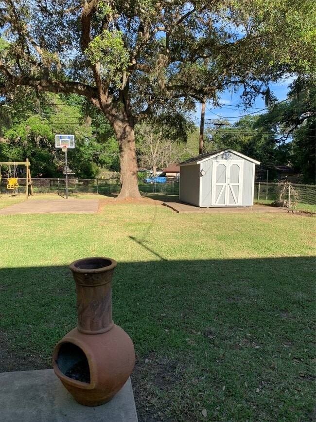 Building Photo - 833 Magnolia St