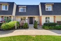 Building Photo - Charming 2-Bedroom Townhouse for Rent in Huntington Beach!