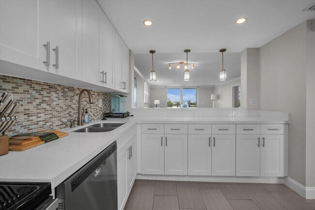 Building Photo - 601 N Ocean Blvd