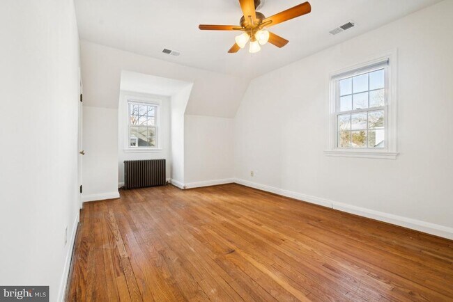 Building Photo - 7809 Oakdale Ave