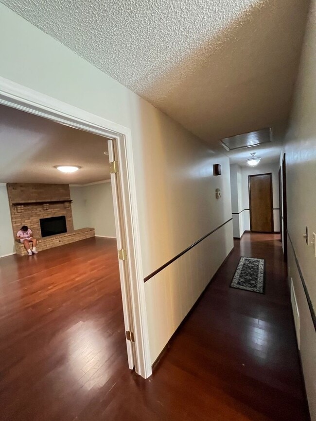 Building Photo - 4 bedrooms and 2 bath home, mature neighborhood, garage, well built and clean